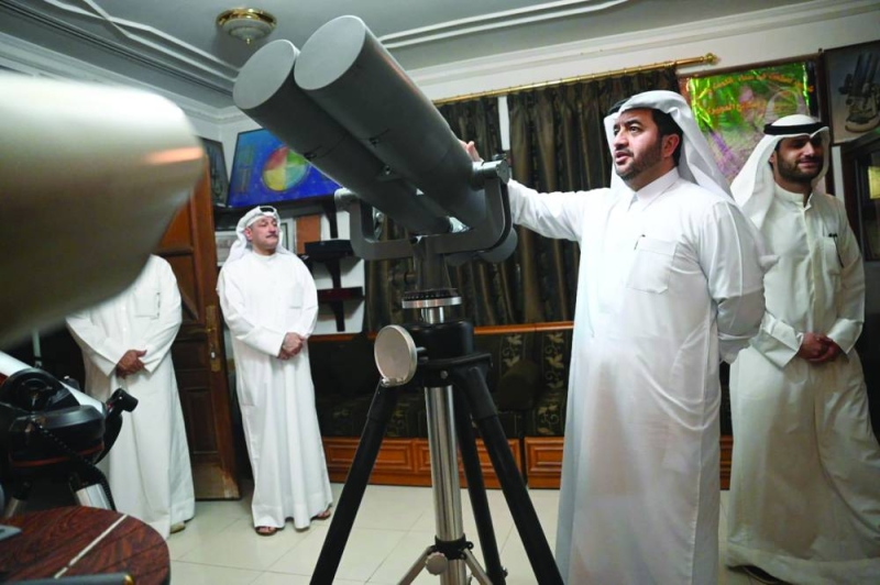 
الوفد القطري اطلع على محتويات معرض الفلكي الكويتي الراحل صالح العجيري
