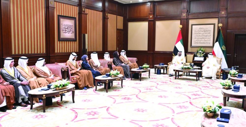 


جانب من استقبال سمو الأمير لولي عهد دبي والوفد المرافق 