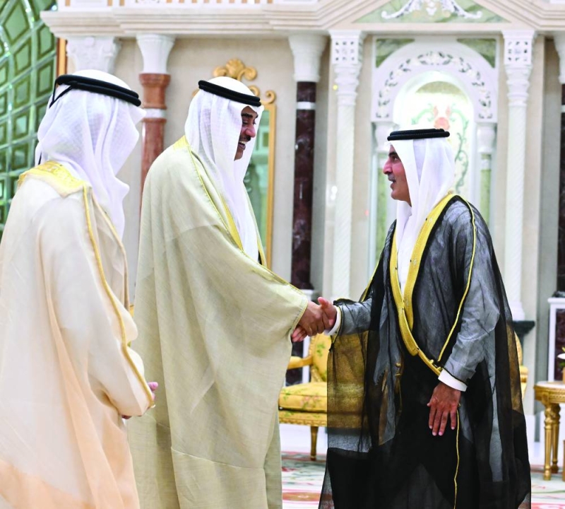 


ولي العهد مرحباً بأحد أعضاء الوفد المرافق لولي عهد دبي على هامش مأدبة الغداء 