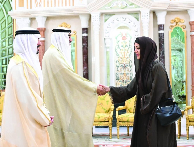 ولي العهد مصافحاً وزيرة إماراتية ضمن الوفد المرافق للشيخ حمدان بن محمد