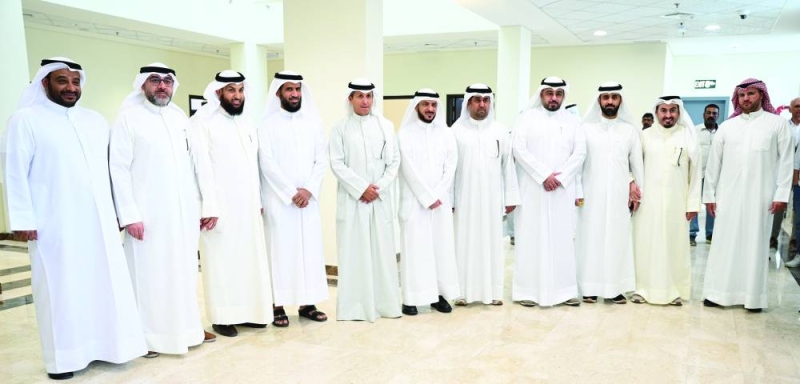 الوسمي متوسطاً قياديي الوزارة ومسؤولي المشروع في لقطة جماعية