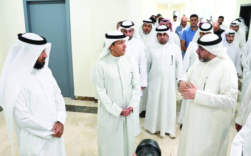 الوزير الوسمي يستمع لشرح حول المشروع (تصوير نايف العقلة)