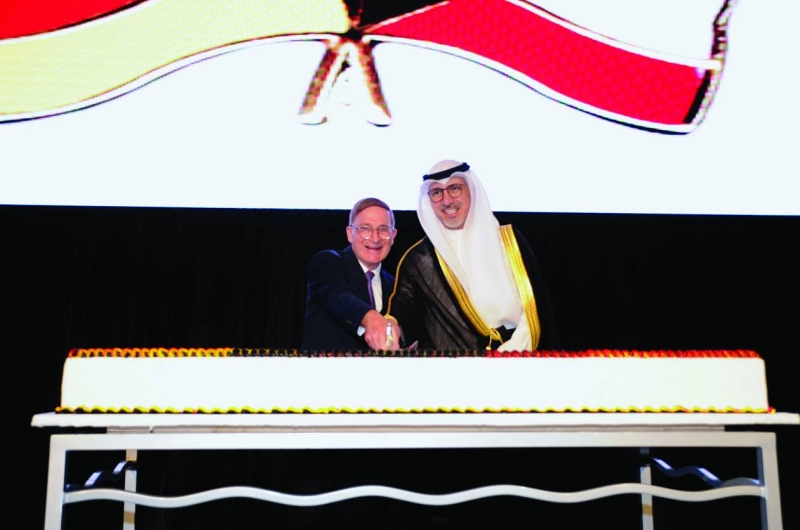 وزير التجارة والسفير الألماني يقطعان قالب حلوى الاحتفال