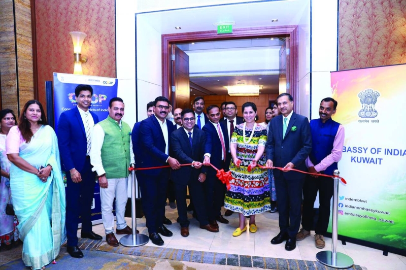 انتصار العلي والسفير سوايكا يقصان شريط افتتاح الفعالية