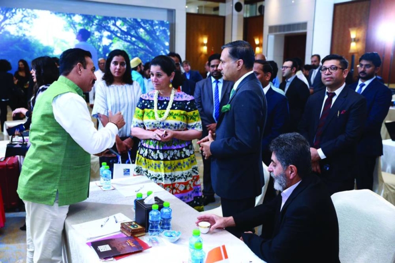 انتصار العلي تستمع لإيجاز من ممثل شركة سياحية بحضور السفير سوايكا 