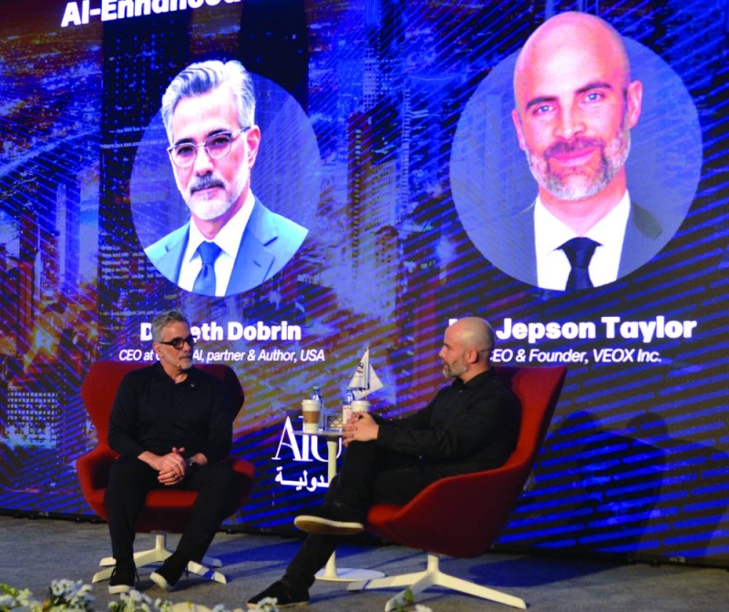 نقاش متبادل بين جيبسون تايلور والدكتور سيث دوبريين (تصوير سعود سالم)