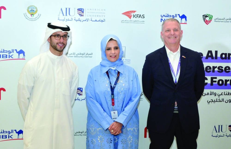 من اليمين ريان كوتي وأريج الغانم وعبدالله الإبراهيم