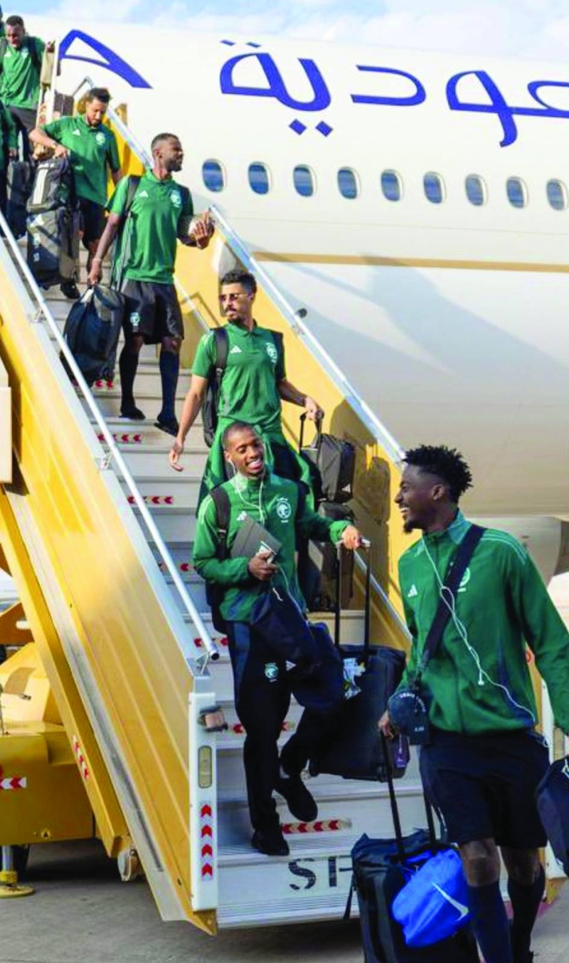 لاعبو "الأخضر" السعودي لدى وصولهم إلى اليابان