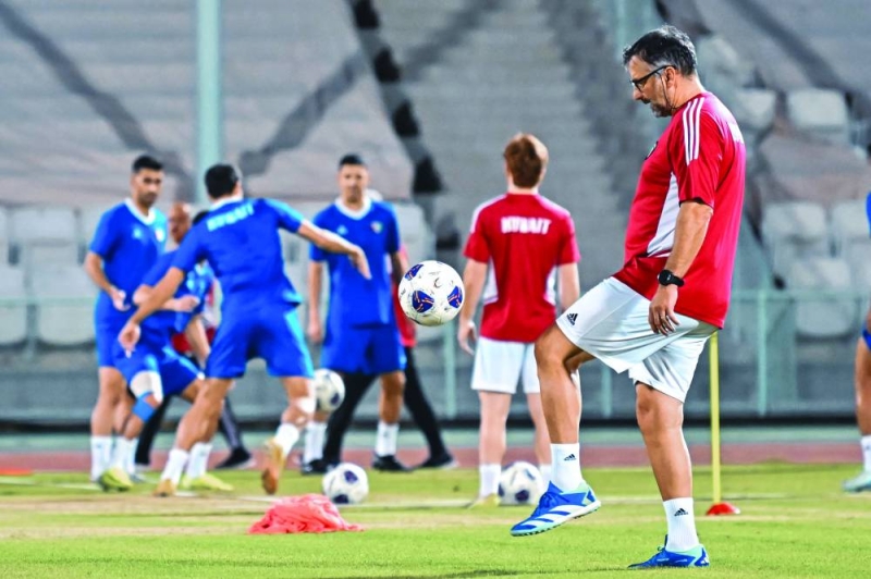 


مدرب «الأزرق» خوان بيتزي في لحظة «تفكير عميق» خلال التدريبات بمسقط 