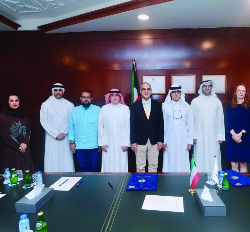 


الحضور في لقطة جماعية 