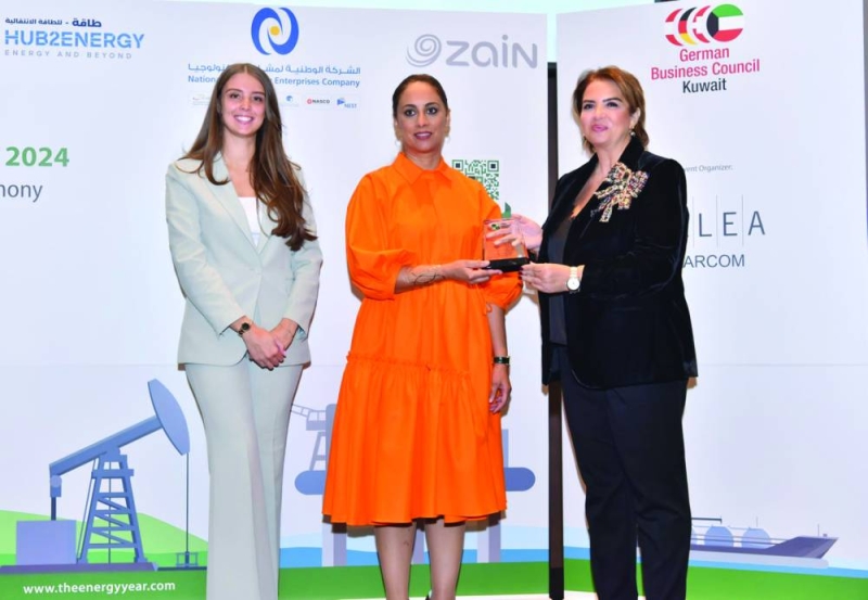 


وضحة الخطيب خلال تسلم الجائزة 