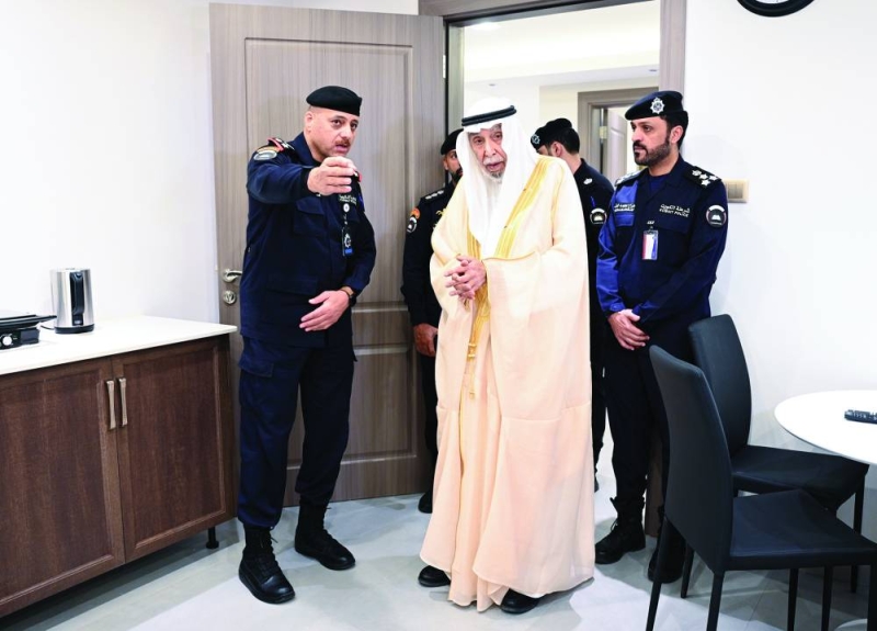 العبيد يشرح للمذكور عن مكونات بيت العائلة في السجن	 (تصوير نايف العقلة) 