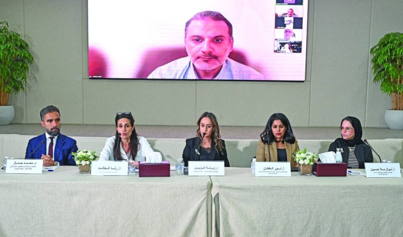 المتحدثون في الندوة (تصوير أسعد عبدالله)