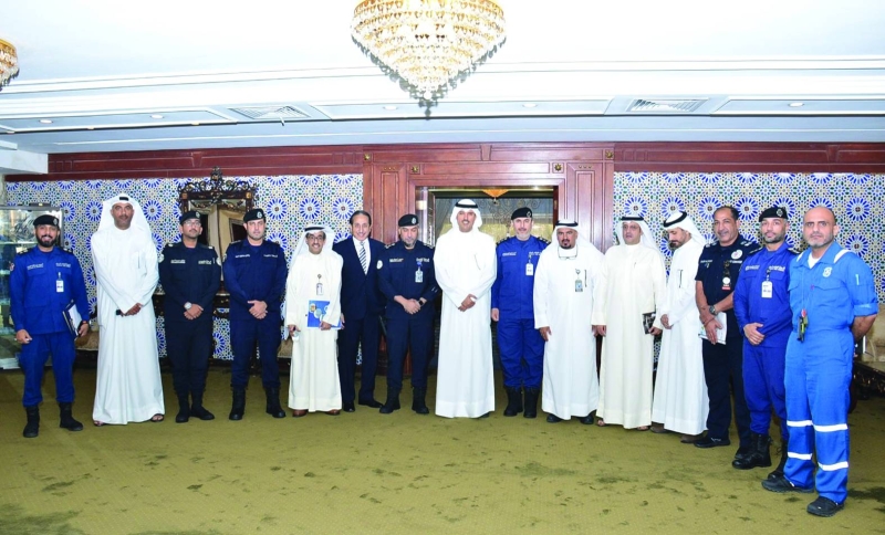 


محافظ الأحمدي متوسطاً ممثلي الجهات الحكومية 