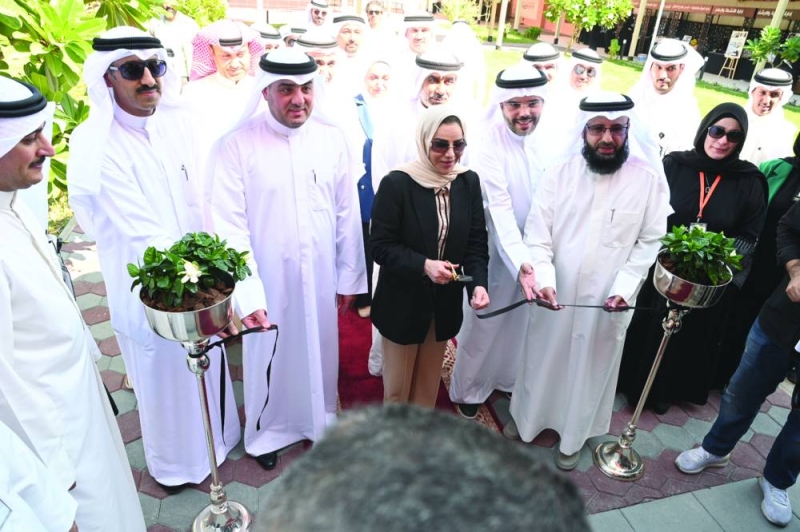 وزيرة الشؤون تقص شريط افتتاح ديوانية المسنين	 (تصوير نايف العقلة) 