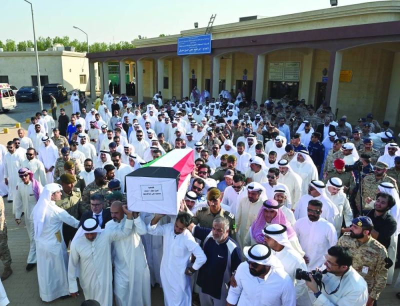 جثمان الشهيد على الأكتاف 