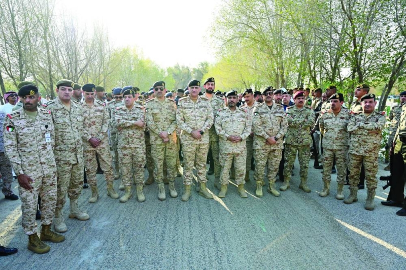 رفاق السلاح يشاركون في التشييع