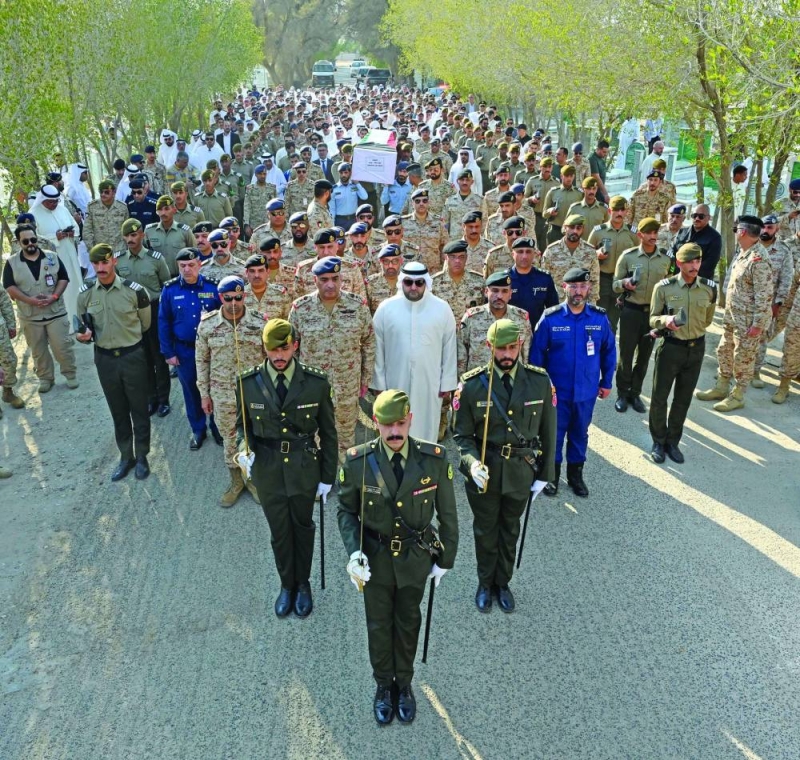 مراسم تشييع عسكرية يتقدمها رئيس الأركان ووكيل وزارة الدفاع الشيخ عبدالله المشعل 	 (تصوير أسعد عبدالله) 