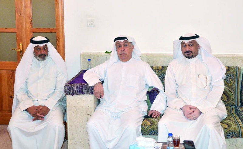 والد الشهيد مع الزميل ناصر الفرحان	(تصوير سعود سالم) 