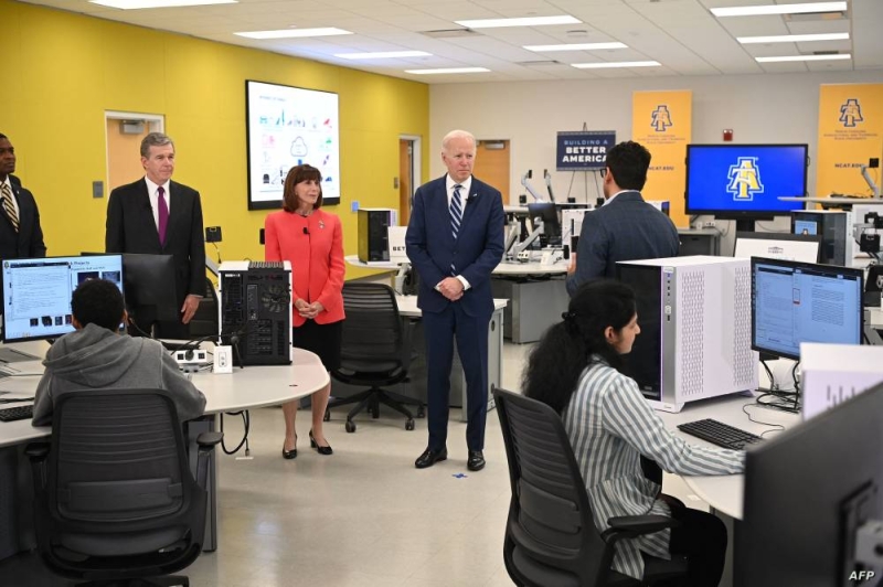 زيارة بايدن لمختبر الأمن السيبراني في نورث كارولينا خلال أبريل الماضي