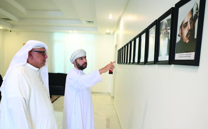 السفير الخروصي يستعرض تاريخ سفراء السلطنة لدى الكويت أثناء اللقاء مع الزميل خالد الشرقاوي 