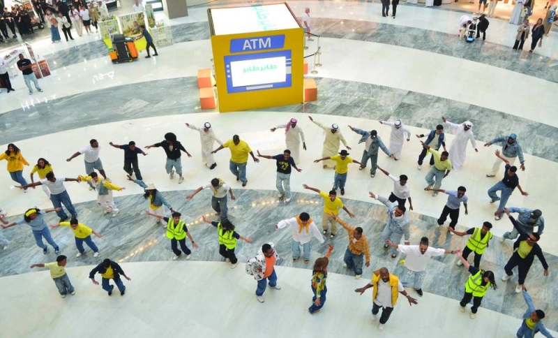 


المشاركون في «الفلاش موب» 