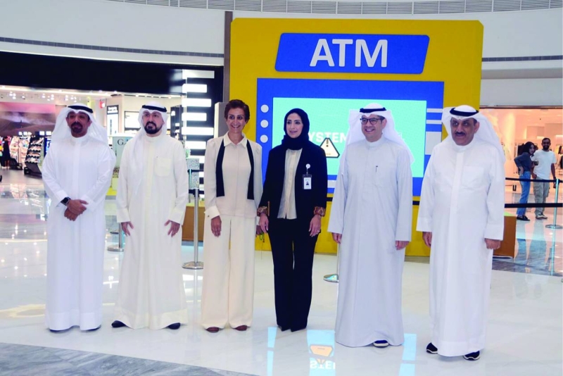 


مسؤولو البنك خلال الفعالية	 (تصوير سعود سالم ) 