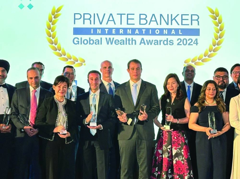 


الفويرس يتوسط المكرمين 