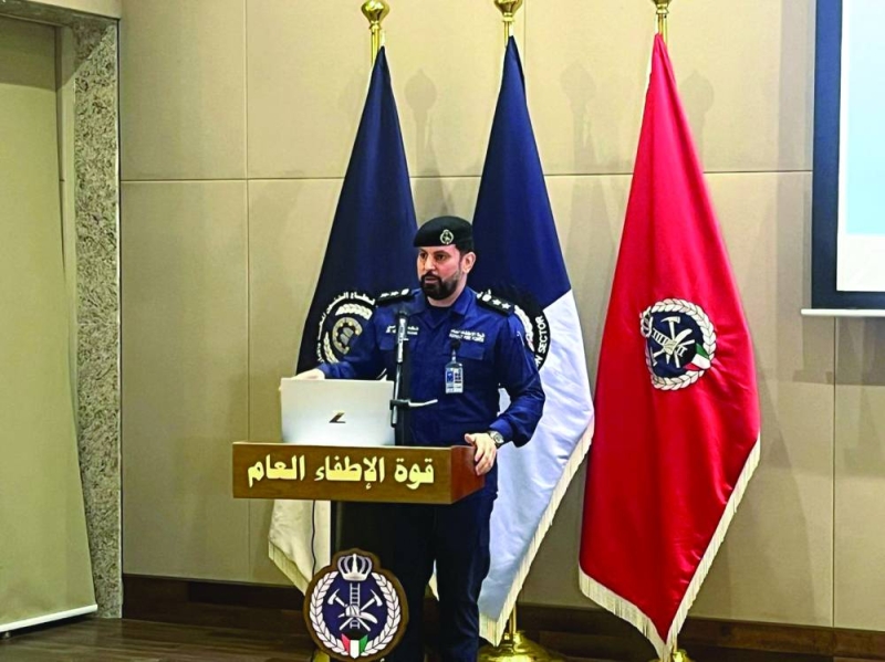 ضابط من قوة الإطفاء يتحدث في الفعالية