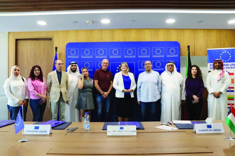 السفيرة آن كويستينن في لقطة مع الصحافيين عقب المؤتمر (تصوير نايف العقلة) 