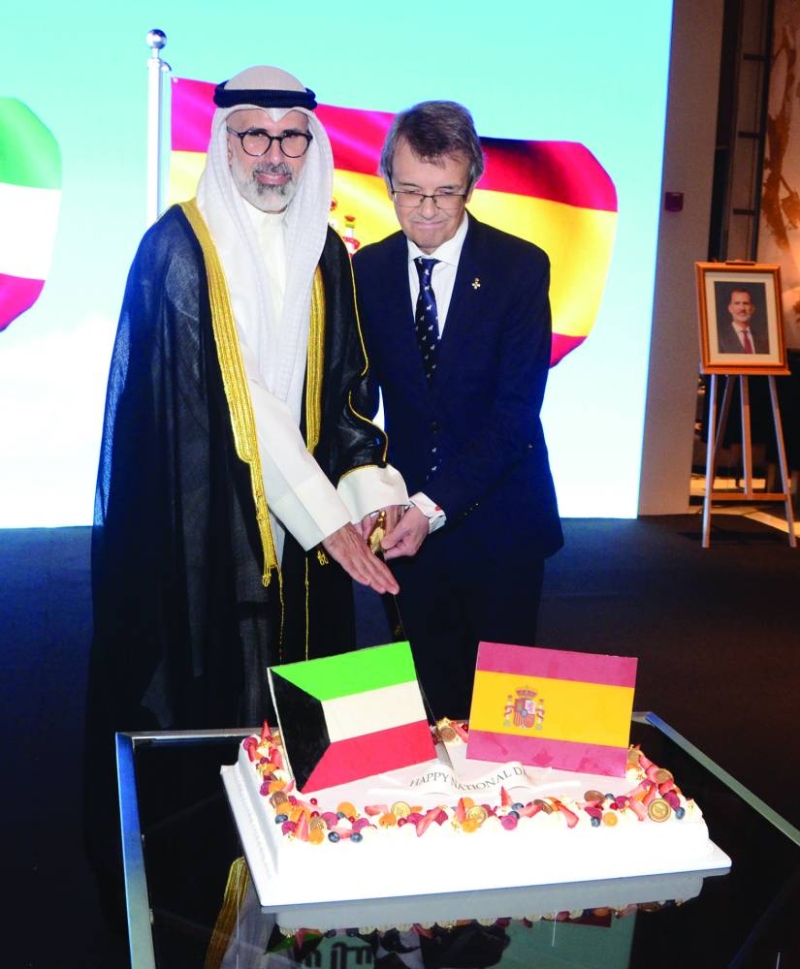 نائب وزير الخارجية والسفير الإسباني يقطعان قالب حلوى الاحتفال (تصوير سعود سالم) 