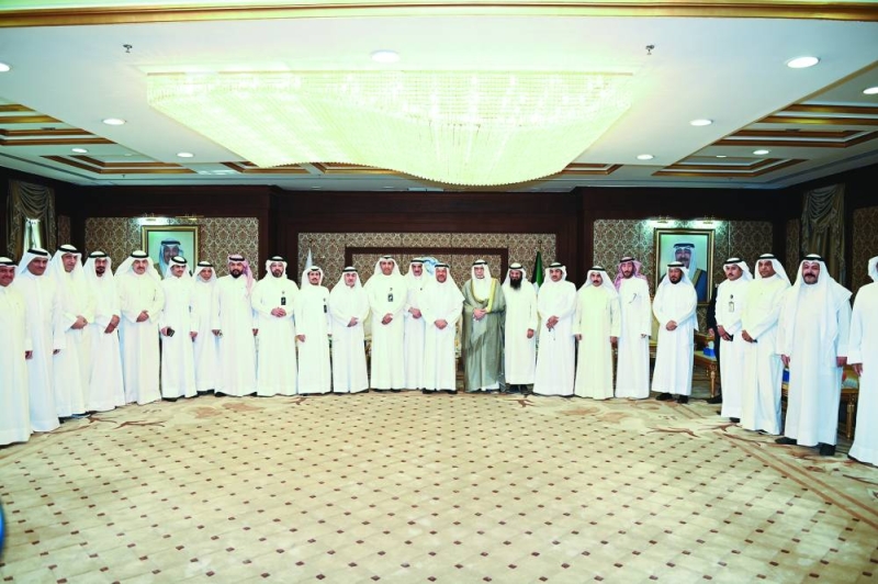 محافظ الفروانية متوسطاً عدداً من أهالي المحافظة 