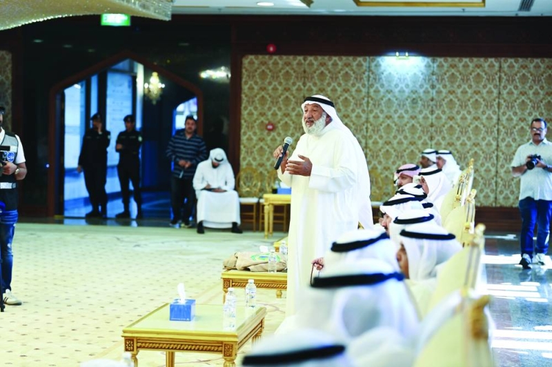 مواطن يعرض مشكلته للمحافظ