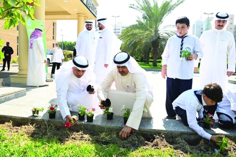 المحافظ يشارك في زرع الشتلات