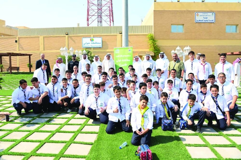 صورة جماعية للمحافظ مع الطلاب المشاركين في التشجير