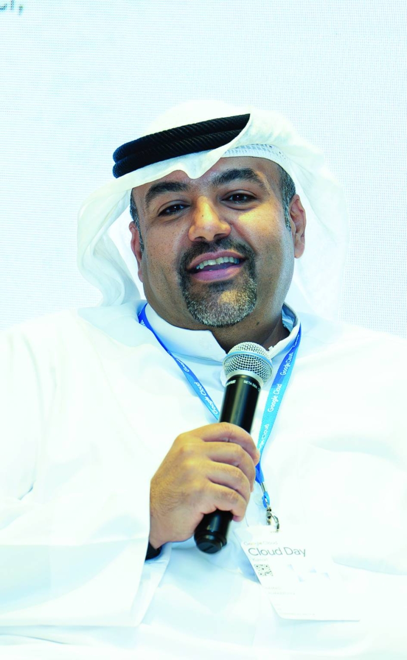 حمد المرزوق مُتحدثاً خلال المؤتمر
