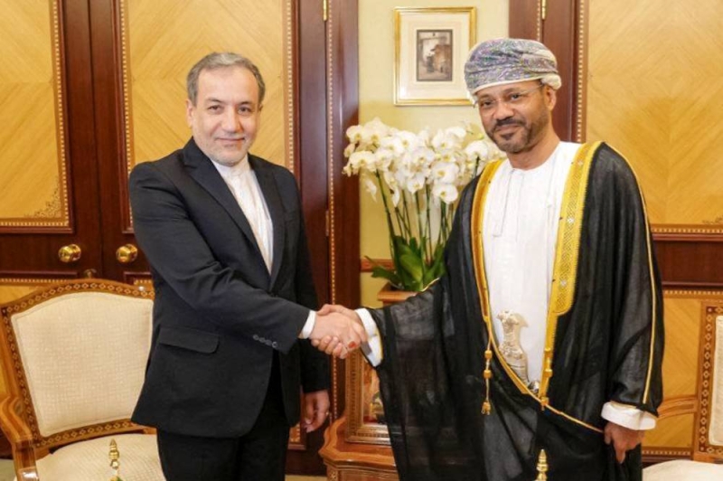   البوسعيدي مستقبلاً عراقجي في مسقط أمس (أ ف ب) 