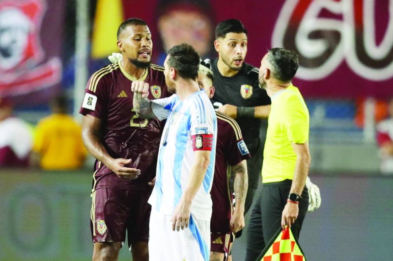 


ليونيل ميسي في شجار مع أحد لاعبي منتخب فنزويلا 
