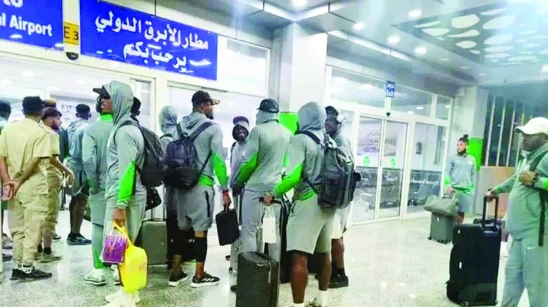 


لاعبو منتخب نيجيريا في مطار الأبرق 