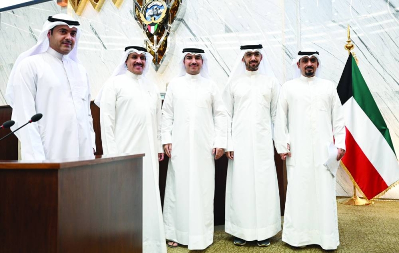 ناصر العازمي وخالد المطيري وعبدالله العنزي مع أمين عام المجلس 