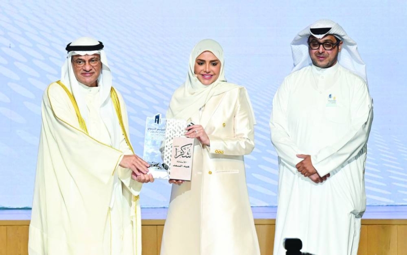 الجلال يُكرّم إحدى المعلمات 