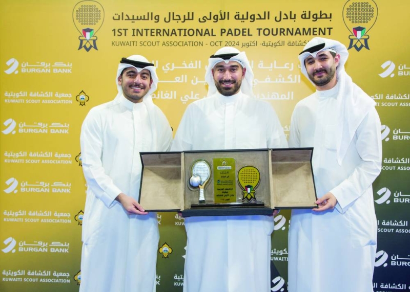 ممثلو «برقان» سند العبدالهادي ومحمد عبدال ومحمد علي يتسلّمون درعاً تقديرية