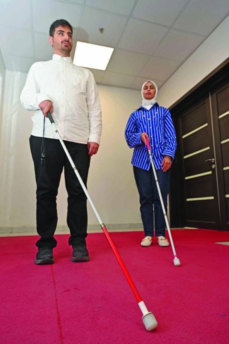 


البحر والعازمي ورسالة لاستخدام العصا البيضاء 	(تصوير أسعد عبدالله) 