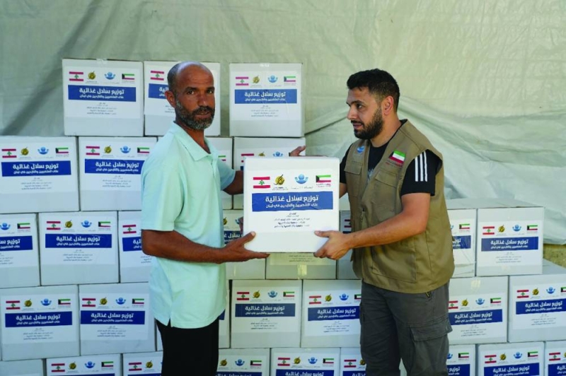جانب من توزيع المساعدات على النازحين في لبنان
