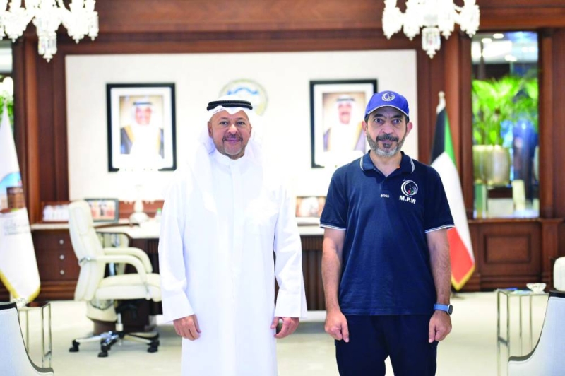 


محافظ الفروانية خلال استقباله فواز الشمري 