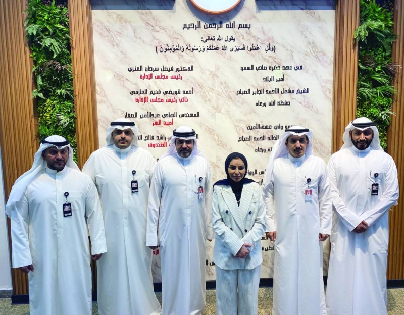 الحويلة وأعضاء مجلس إدارة الجمعية أمام اللوحة التذكارية لافتتاح السوق