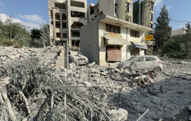 دمار واسع بعد غارة إسرائيلية على النبطية (رويترز)