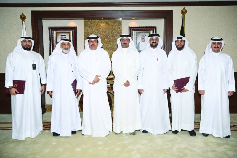 الأصفر متوسطاً مسؤولي إدارة تفتيش هيئة الغذاء في محافظة حولّي 