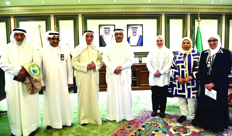 


المحافظ مع وفد لجنة مدينة اليرموك الصحية 