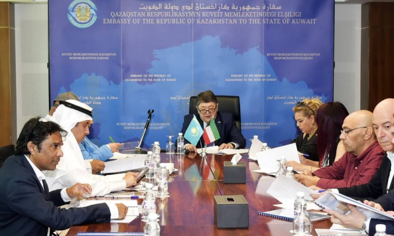 سفير كازاخستان متحدثا إلى الصحافيين